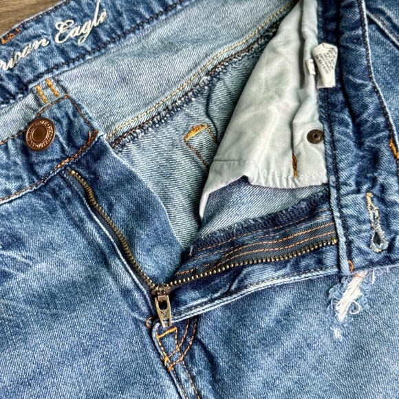 American Eagle Mid-rise fit Distressed Denim Medium Wash Cutoff Shorts Size 8 - Picture 7 of 13